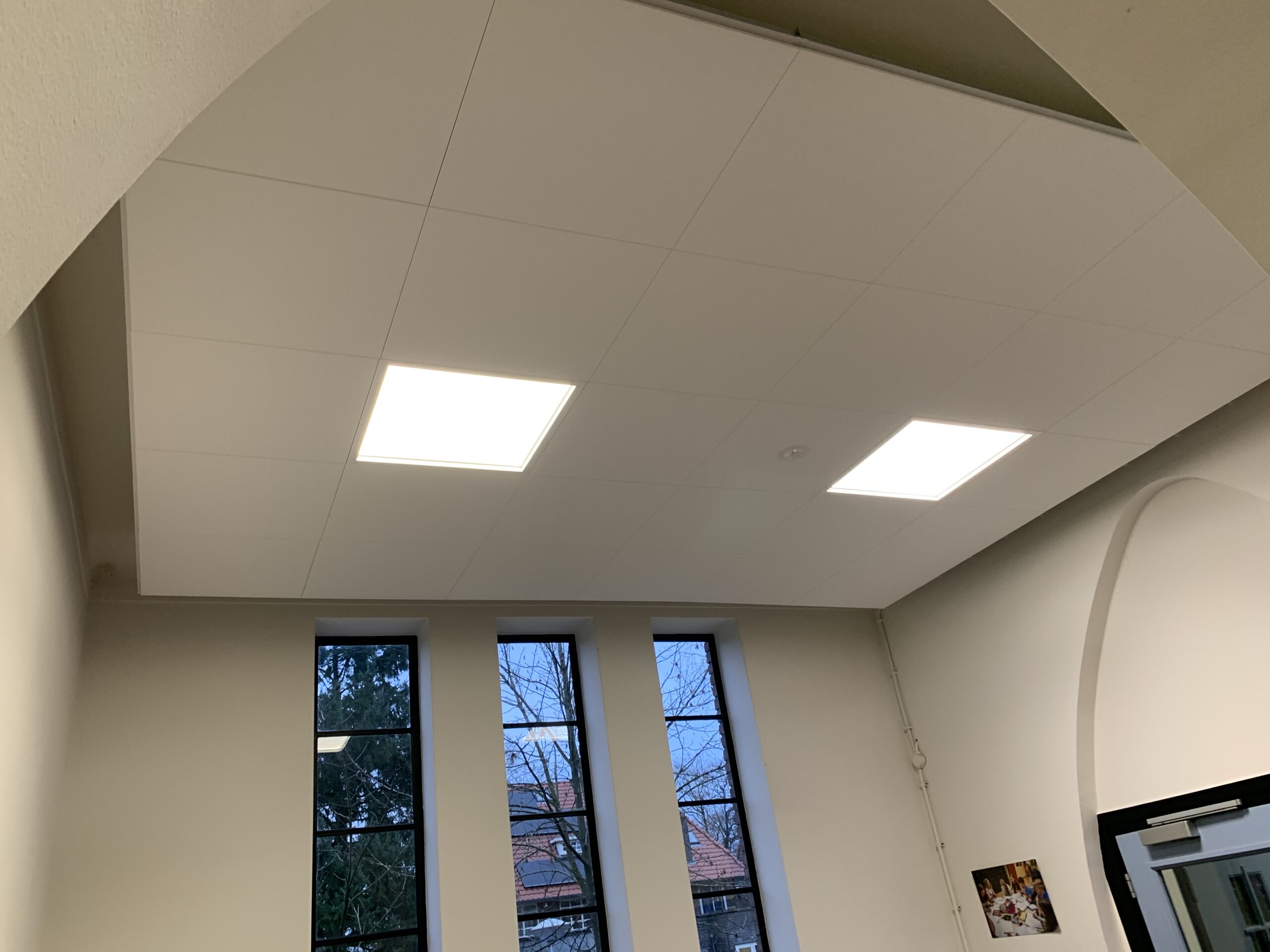 Systeemplafond eiland monumentaalpand Zwolle Zwart systeemplafond voorbeeld